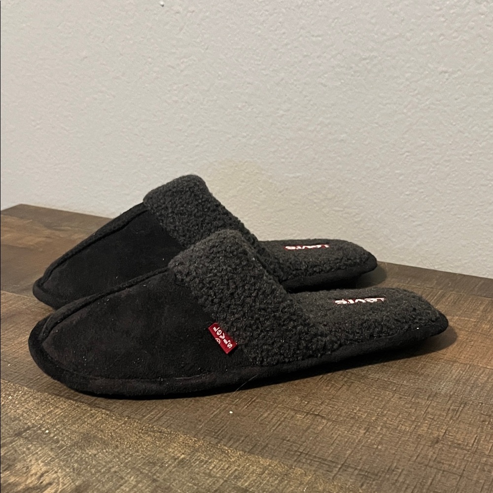 Levi’s Slipper Women’s Small (5-6)